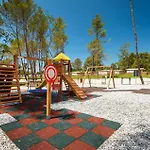 2 Bedroom Awesome Stacaravan In Vabriga Κάμπινγκ Πόρετς