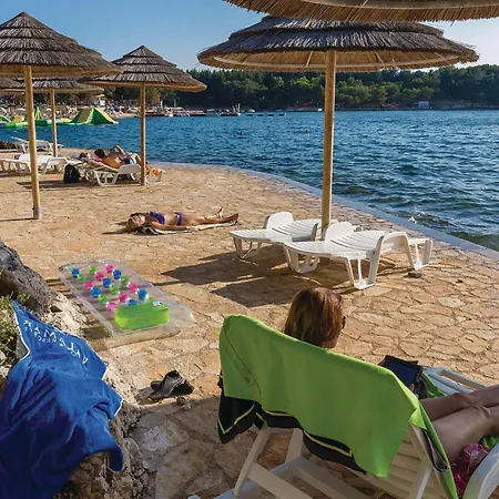 Camping Lovely Stacaravan In Vabriga With Wifi Poreč