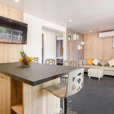 Lovely Stacaravan In Vabriga With Wifi אתר קמפינג